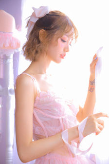 愿赏桃花落尽时